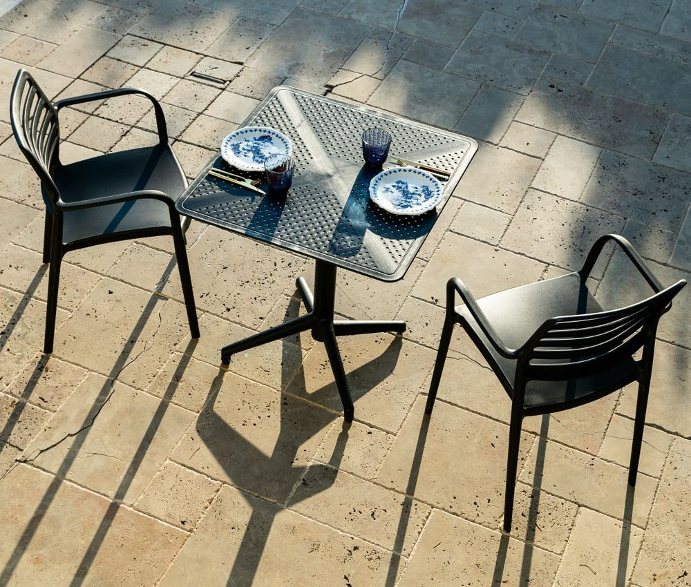 Foldable square plastic table
